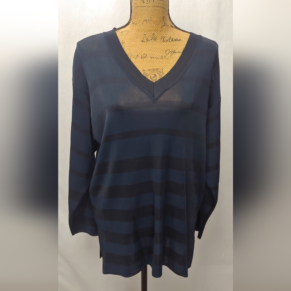 Like New Tesori 100% Rayon Long Sleeve V-Neck Striped Top Sz M Navy Blue